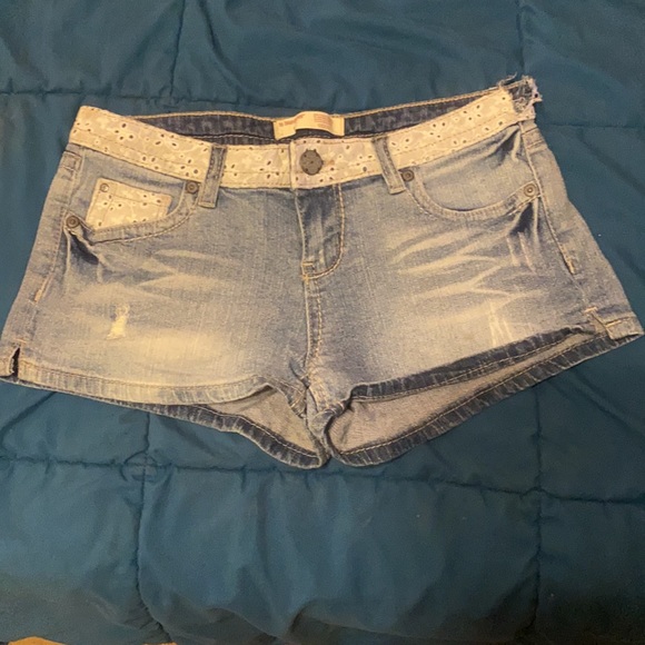Adorable size 9 No Boundaries shorts - Picture 2 of 4